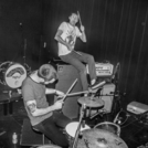Schwarz-Weiß Bild der La Jungle Band an der Trommel