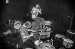 Schwarz-Weiß Bild der La Jungle Band an der Trommel