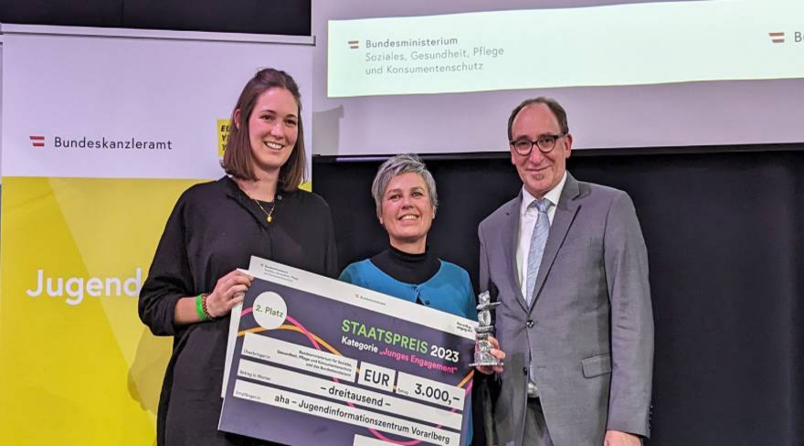 Die aha-Mitarbeiterinnen Andrea Gollob und Barbara Österle nahmen den Staatspreis von Sozialminister Johannes Rauch entgegen.